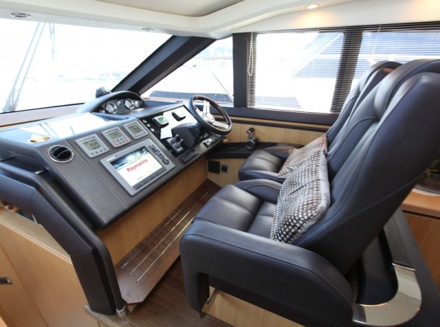 Flybridge RIVIERA 37 / 13 M
