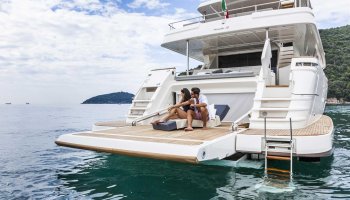 Ferretti Custom Line Navetta 28