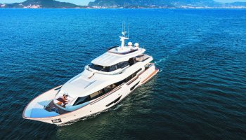 Ferretti Custom Line Navetta 28