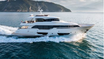 Ferretti Custom Line Navetta 28