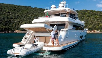 Ferretti Custom Line Navetta 28