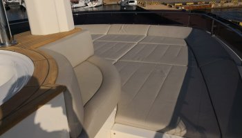 Ferretti Custom Line Navetta 28
