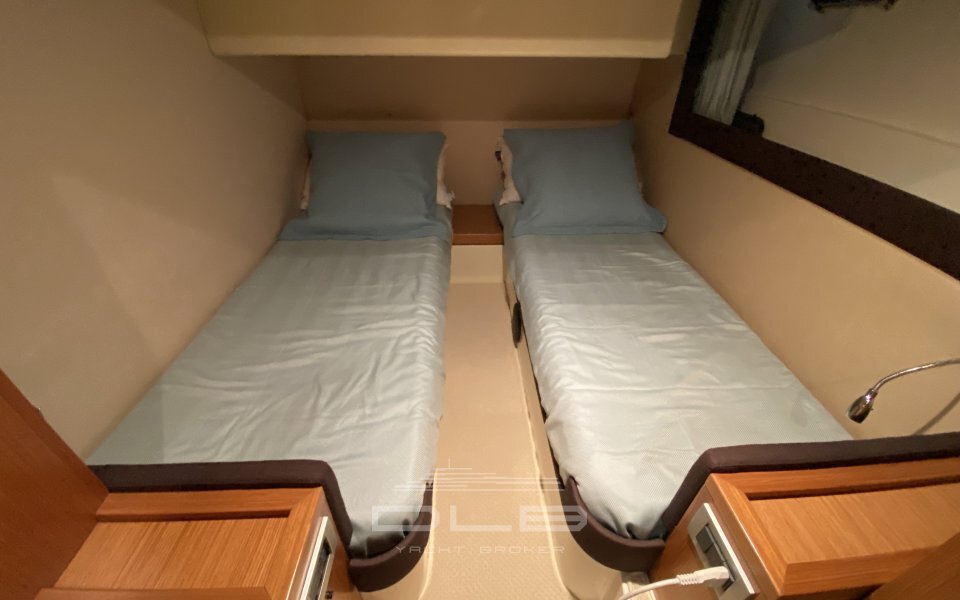 FERRETTI 470