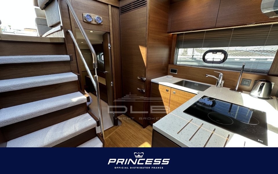 PRINCESS V50 DECK SALOON