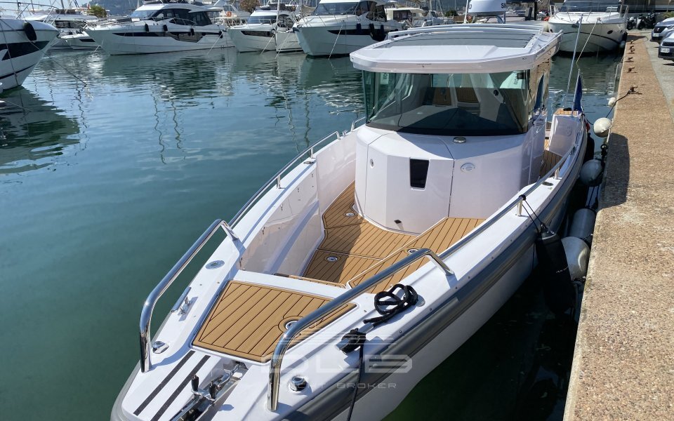 AXOPAR 28 Cabin